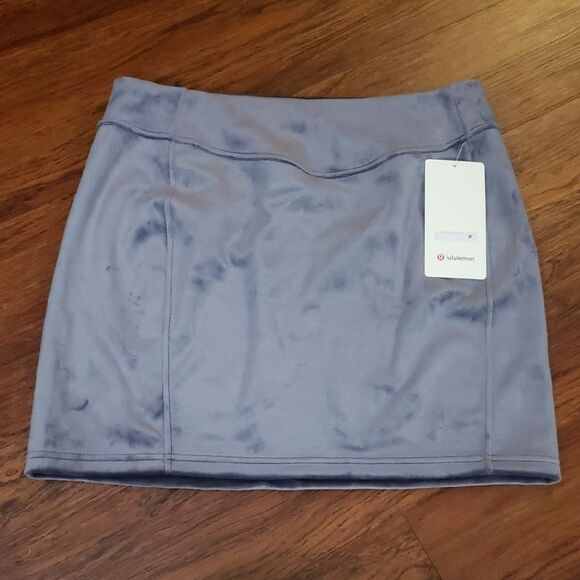 NWT Lululemon Purple Scuba HR Edgy Feminine Athleisure Velvet Skirt Size Large - Picture 1 of 4